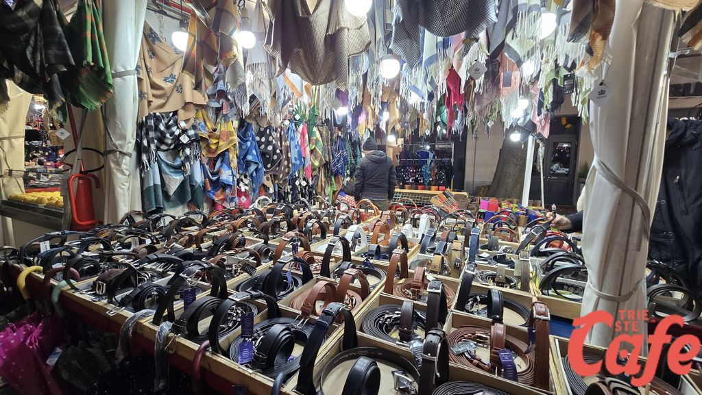 Trieste, mercatini e Fiera di San Nicolò, la protesta: «Bancarelle davanti ai negozi per 50 giorni»